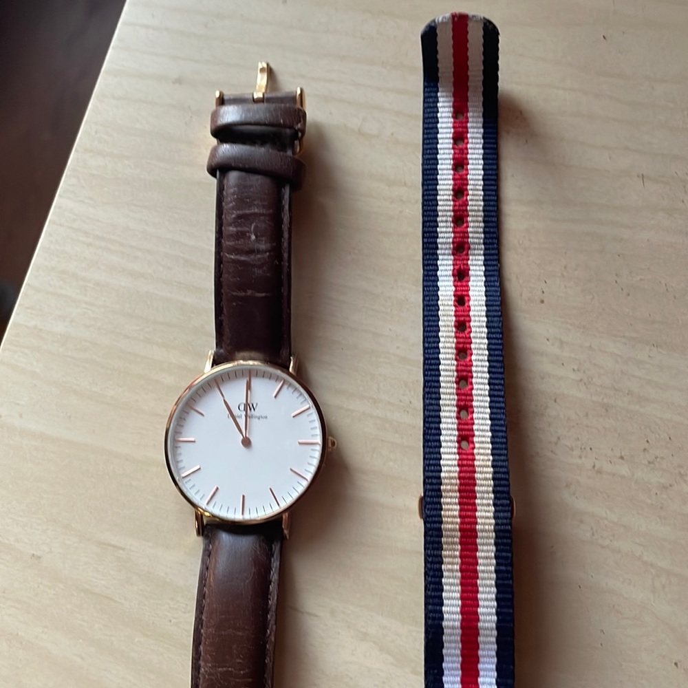Genuine Daniel Wellington watch with two authentic straps